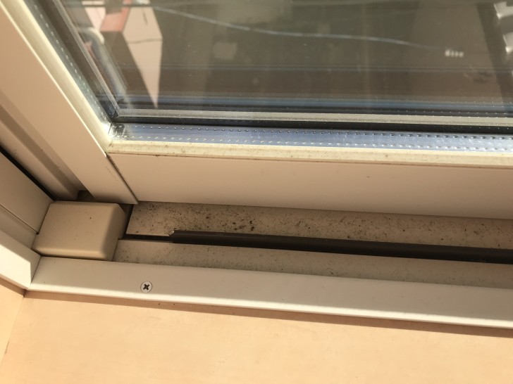 寝室東側窓の掃除前のサッシ
